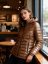 Damenjacke Glanz – kurze Kapuzenjacke in Braun